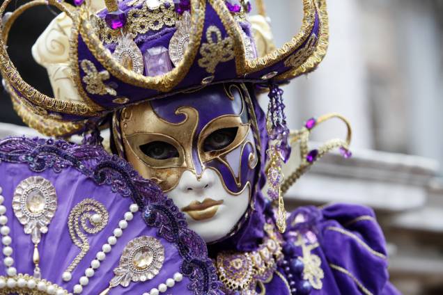 <strong><a href="https://viajeaqui.abril.com.br/cidades/italia-veneza" rel="Veneza, Itália:" target="_blank">Veneza, Itália:</a> Baile de Máscaras</strong><br />A tradição de Veneza no Carnaval vem de muito tempo atrás, desde seu auge no século 18. As fantasias não combinam exatamente com a nossa idéia de folia – são pesadas, de veludo – mas é impossível visitar a cidade e não querer trazer uma de suas fabulosas máscaras na bagagem <strong><a href="https://viajeaqui.abril.com.br/cidades/italia-veneza" rel="Veneza, Itália:" target="_blank">Veneza, Itália:</a> Baile de Máscaras</strong><br />A tradição de Veneza no Carnaval vem de muito tempo atrás, desde seu auge no século 18. As fantasias não combinam exatamente com a nossa idéia de folia – são pesadas, de veludo – mas é impossível visitar a cidade e não querer trazer uma de suas fabulosas máscaras na bagagem