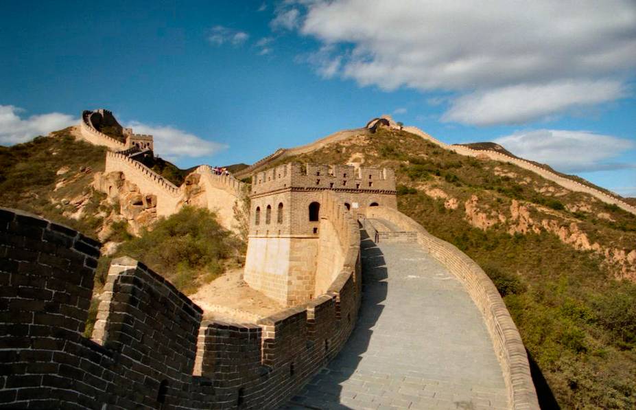 <strong>TREKKING NA MURALHA </strong> Símbolo imponente do país, a <a href="https://viajeaqui.abril.com.br/estabelecimentos/china-pequim-beijing-atracao-grande-muralha-da-china" rel="Muralha da China" target="_blank">Muralha da China</a> (foto) estende-se por 21 000 km, dos quais 8% estão preservados. Bom aperitivo da atração, este pacote guiado percorre 147 km da muralha em cinco noites. A caminhada passa por Juyongguan, Chenjiabao, Shuichancheng, Jiankou, Mutianyu, Gubeikou, Jinshanling e Simatai, com paradas para conhecer atrativos locais. A estadia é em hotéis simples e inclui duas noites extras em <a href="https://viajeaqui.abril.com.br/cidades/china-pequim-beijing" rel="Pequim" target="_blank">Pequim</a>, onde há city tour. <strong>QUANDO: </strong>Até dezembro <strong>QUEM LEVA:</strong> A <a href="https://www.tgkturismo.com.br/" rel="TGK" target="_blank">TGK</a> <strong>QUANTO: </strong>US$ 3 112 (s/ aéreo do BR) <strong>TREKKING NA MURALHA </strong> Símbolo imponente do país, a <a href="https://viajeaqui.abril.com.br/estabelecimentos/china-pequim-beijing-atracao-grande-muralha-da-china" rel="Muralha da China" target="_blank">Muralha da China</a> (foto) estende-se por 21 000 km, dos quais 8% estão preservados. Bom aperitivo da atração, este pacote guiado percorre 147 km da muralha em cinco noites. A caminhada passa por Juyongguan, Chenjiabao, Shuichancheng, Jiankou, Mutianyu, Gubeikou, Jinshanling e Simatai, com paradas para conhecer atrativos locais. A estadia é em hotéis simples e inclui duas noites extras em <a href="https://viajeaqui.abril.com.br/cidades/china-pequim-beijing" rel="Pequim" target="_blank">Pequim</a>, onde há city tour. <strong>QUANDO: </strong>Até dezembro <strong>QUEM LEVA:</strong> A <a href="https://www.tgkturismo.com.br/" rel="TGK" target="_blank">TGK</a> <strong>QUANTO: </strong>US$ 3 112 (s/ aéreo do BR)