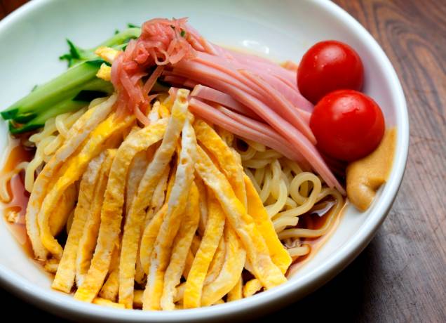 <strong>Hiyashi Chuka</strong> O verão japonês às vezes pode ser opressor, com a umidade e calor chegando a níveis impensáveis. Para refrescar mentes e alegrar o estômago, pratos refrescantes pipocam nos cardápios dos restaurantes de todo o Japão. Uma das opções certeiras (e saudáveis) é o macarrão frio hiyashi chuka, coberto de tiras de omelete, carnes e verduras <strong>Hiyashi Chuka</strong> O verão japonês às vezes pode ser opressor, com a umidade e calor chegando a níveis impensáveis. Para refrescar mentes e alegrar o estômago, pratos refrescantes pipocam nos cardápios dos restaurantes de todo o Japão. Uma das opções certeiras (e saudáveis) é o macarrão frio hiyashi chuka, coberto de tiras de omelete, carnes e verduras