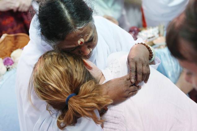 Amritanandamayi, 58, também conhecida como Amma, a famosa “Guru do Abraço”, abraça seguidores em Nova York, durante visita aos Estados Unidos, em julho de 2012 Amritanandamayi, 58, também conhecida como Amma, a famosa “Guru do Abraço”, abraça seguidores em Nova York, durante visita aos Estados Unidos, em julho de 2012
