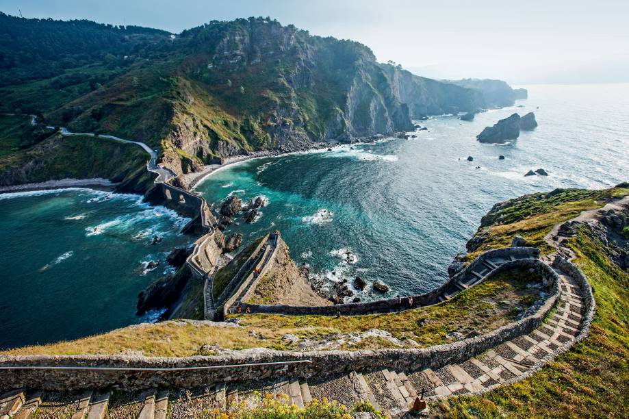 Datado do século 10, o caminho que liga a Ilha de Gaztelugatxe ao continente, na costa basca da <a href="https://beta-develop.viagemeturismo.abril.com.br/paises/espanha/">Espanha</a>, é formado por um complexo de rampas e degraus esculpidos em pura pedra. Obra dos cavaleiros templários que, no topo da ilha, ergueram uma igreja dedicada a São João Batista.