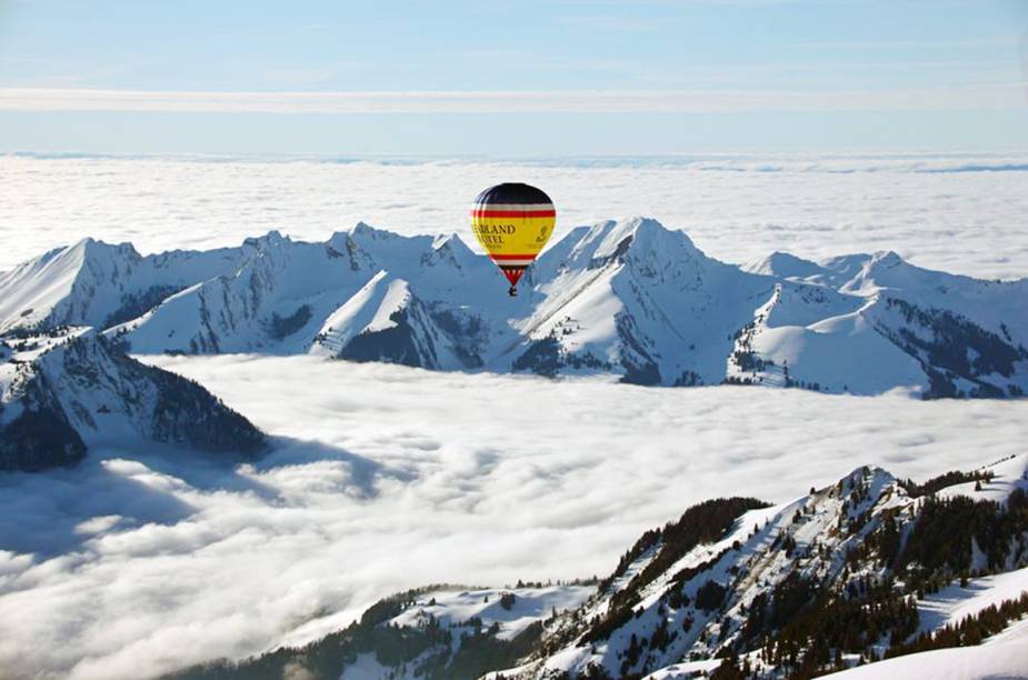 Não é só por ter uma das estações de esqui mais exclusivas do mundo que Gstaad atrai turistas. O céu do vilarejo da <a href="https://beta-develop.viagemeturismo.abril.com.br/paises/suica-2/">Suíça</a> tem um colorido especial durante a primavera e o verão, quando é possível fazer um passeio de balão sobre os Alpes Suíços. Quem passa por Gstaad em janeiro pode coincidir com a data do Festival Internacional de Balão em Chateau d'Oex e se maravilhar com o colorido dos balões tingindo o branco da neve e o azul do céu.