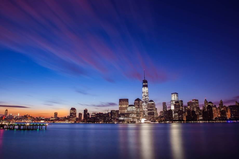 Skyline de <a href="https://viajeaqui.abril.com.br/cidades/estados-unidos-nova-york" rel="Nova York" target="_blank">Nova York</a>, a cidade que combina os arranha-céus e as avenidas movimentadas com a calmaria dos parques; os restaurantes mais famosos do mundo com a comida de rua barata e rápida