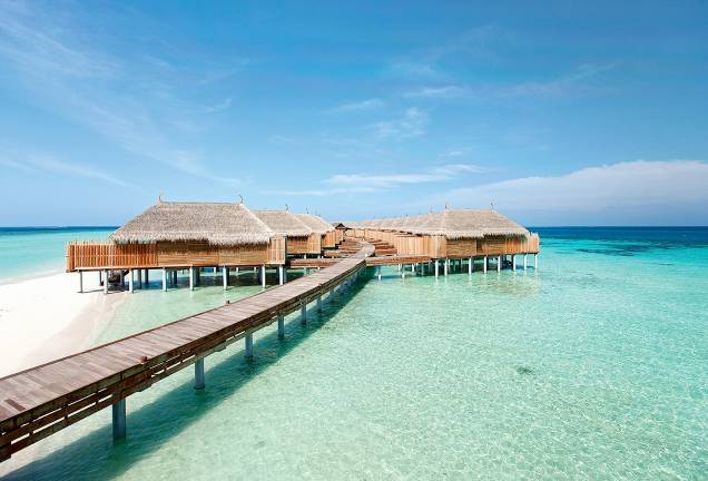 <strong>15. Constance Moofushi, Ilha Moofushi, <a href="https://viajeaqui.abril.com.br/paises/maldivas/fotos" rel="Maldivas" target="_blank">Maldivas</a></strong>O terceiro colocado das Ilhas Maldivas também oferece quartos em bangalôs sobre a água, e tem destaque para o restaurante com piso de areia branca e para as piscinas com vista para o mar.Mês mais barato para se hospedar: Junho <strong>15. Constance Moofushi, Ilha Moofushi, <a href="https://viajeaqui.abril.com.br/paises/maldivas/fotos" rel="Maldivas" target="_blank">Maldivas</a></strong>O terceiro colocado das Ilhas Maldivas também oferece quartos em bangalôs sobre a água, e tem destaque para o restaurante com piso de areia branca e para as piscinas com vista para o mar.Mês mais barato para se hospedar: Junho