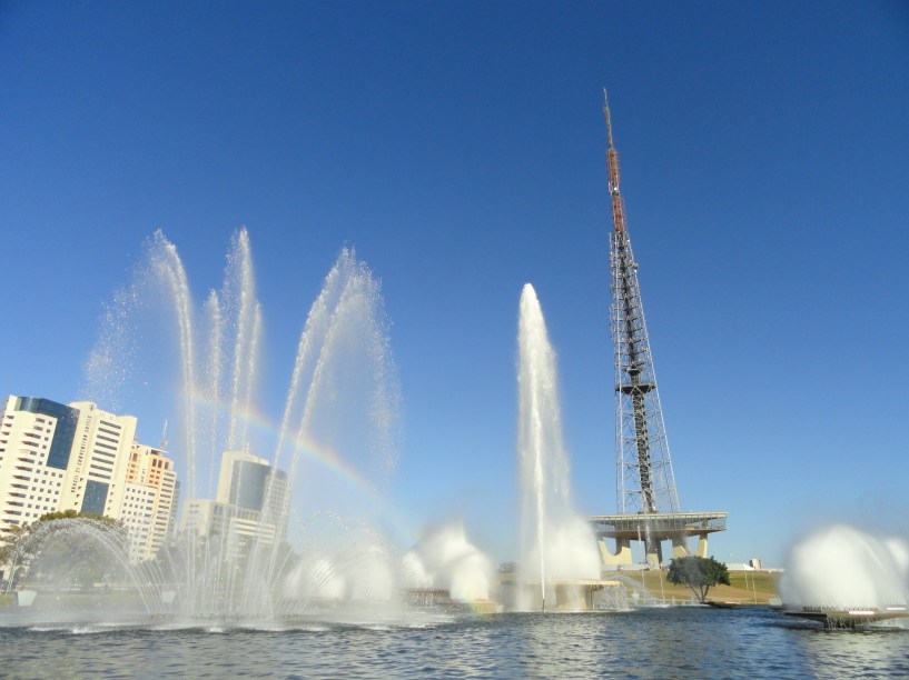 <a href="https://viajeaqui.abril.com.br/estabelecimentos/br-df-brasilia-atracao-torre-de-televisao" rel="15. Torre de Televisão "><strong>15. Torre de Televisão </strong></a><a href="https://viajeaqui.abril.com.br/estabelecimentos/br-df-brasilia-atracao-torre-de-televisao" rel="15. Torre de Televisão "><strong> </strong></a>Ela é o melhor ponto de observação do Plano Piloto e dos monumentos de Brasília. Ela é a mais alta estrutura metálica da América Latina, com 75 metros!<strong>Entrada gratuita.</strong><strong>Horário de visitação: </strong> diariamente de 8h às 20h