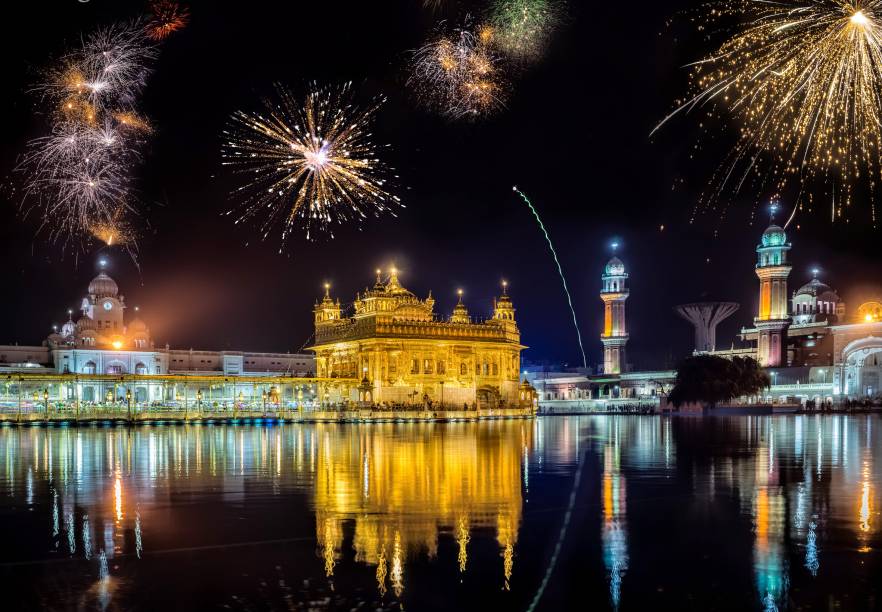 <strong>1. Golden Temple</strong>                Sagrado para os sikhs, religião comum no norte da Índia, o Golden Temple fica na cidade de Amritsar, a menos de uma hora da fronteira com o Paquistão