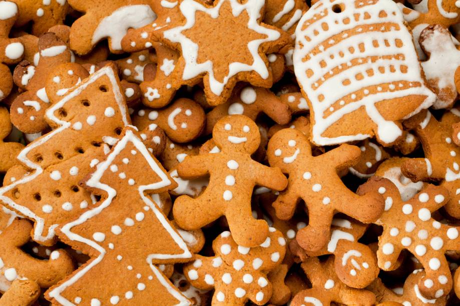 Muitas histórias cercam a real origem dos biscoitos de gengibre e mel, ingredientes principais dos “pequenos homenzinhos natalinos”. Uma delas remete ao século 15, na Europa, onde já havia a tradição de construir casas e bonequinhos de pão de mel – fato que inspirou, séculos mais tarde, os irmãos Grimm a criarem o famoso conto João e Maria. Outras histórias atestam que os <a href="https://mdemulher.abril.com.br/receitas/biscoito-de-natal-de-gengibre/" target="_blank" rel="noopener">biscoitos natalinos</a> foram criados nesta mesma época, por monges que tinham acesso aos ingredientes principais para criar os bonecos. Já outra corrente de pesquisadores aposta em uma versão inglesa, em que a rainha Elizabeth I, em uma de suas festas, disse aos cozinheiros para confeccionarem pequenos homens com o rosto de cada convidado. O que se sabe, com certeza, é que o um tipo rudimentar de pão de mel já existia por volta do século 10 e era consumido na região que hoje pertence ao território russo. Chamado de "pryaniki", o bolo era constituído de uma mistura de farinha, mel e suco de frutas. <a href="https://mdemulher.abril.com.br/receitas/biscoito-de-natal-de-gengibre/" target="_blank" rel="noopener"><strong>Veja aqui uma receita de biscoito de gengibre</strong></a> Muitas histórias cercam a real origem dos biscoitos de gengibre e mel, ingredientes principais dos “pequenos homenzinhos natalinos”. Uma delas remete ao século 15, na Europa, onde já havia a tradição de construir casas e bonequinhos de pão de mel – fato que inspirou, séculos mais tarde, os irmãos Grimm a criarem o famoso conto João e Maria. Outras histórias atestam que os <a href="https://mdemulher.abril.com.br/receitas/biscoito-de-natal-de-gengibre/" target="_blank" rel="noopener">biscoitos natalinos</a> foram criados nesta mesma época, por monges que tinham acesso aos ingredientes principais para criar os bonecos. Já outra corrente de pesquisadores aposta em uma versão inglesa, em que a rainha Elizabeth I, em uma de suas festas, disse aos cozinheiros para confeccionarem pequenos homens com o rosto de cada convidado. O que se sabe, com certeza, é que o um tipo rudimentar de pão de mel já existia por volta do século 10 e era consumido na região que hoje pertence ao território russo. Chamado de "pryaniki", o bolo era constituído de uma mistura de farinha, mel e suco de frutas. <a href="https://mdemulher.abril.com.br/receitas/biscoito-de-natal-de-gengibre/" target="_blank" rel="noopener"><strong>Veja aqui uma receita de biscoito de gengibre</strong></a>