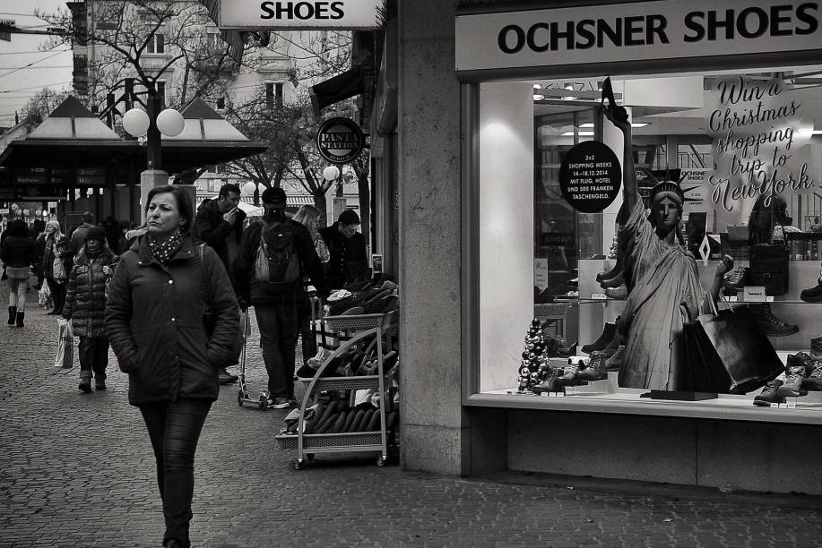 Será que você precisa mesmo de mais uma calça? O sapato novo não pode esperar? É muito difícil ficar sem a blusinha que tá todo mundo usando? Um item a menos de R$ 200 por mês, por exemplo, significa uma economia ao ano de <strong>R$ 2 400</strong> Será que você precisa mesmo de mais uma calça? O sapato novo não pode esperar? É muito difícil ficar sem a blusinha que tá todo mundo usando? Um item a menos de R$ 200 por mês, por exemplo, significa uma economia ao ano de <strong>R$ 2 400</strong>