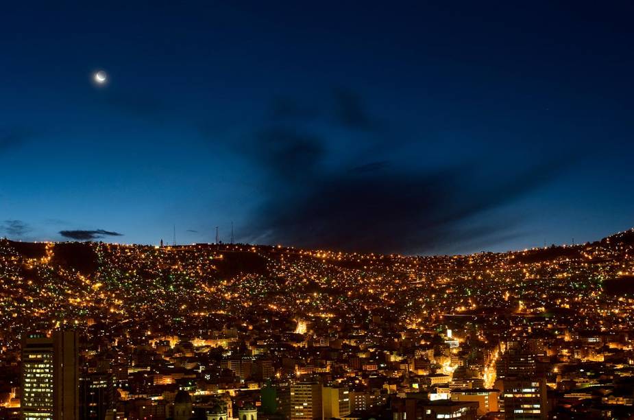 Vista da capital La Paz à noite - é comum ter essa visão em passeios noturnos pela cidade, já que as casinhas estão distribuídas por todo o vale Vista da capital La Paz à noite - é comum ter essa visão em passeios noturnos pela cidade, já que as casinhas estão distribuídas por todo o vale