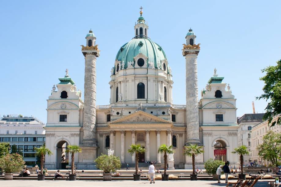 A interessante, mas desequilibrada, fachada da igreja Karlskirche &eacute; uma das atra&ccedil;&otilde;es de Viena