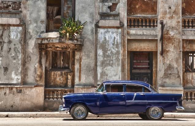 Prédios antigos e carros idem, uma cena comum em Havana Prédios antigos e carros idem, uma cena comum em Havana