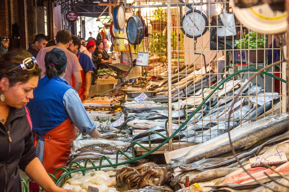 Uma das atrações turísticas mais populares de Santiago, o Mercado Central é hoje uma grande praça de alimentação, com restaurantes que oferecem de culinária italiana a exóticos frutos do mar colhidos nas águas do Oceano Pacífico. Por aqui, também é possível comprar algumas delícias chilenas, como os vinhos carmenére do Valle Central