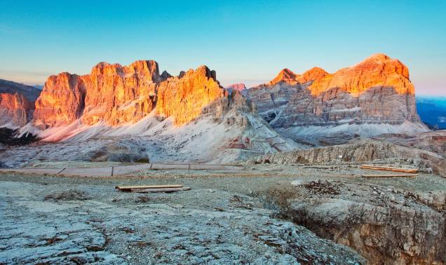 No pôr do sol, é possível vislumbrar os paredões cobertos do tom sépia dos últimos raios solares em Cortina DAmpezzo No pôr do sol, é possível vislumbrar os paredões cobertos do tom sépia dos últimos raios solares em Cortina DAmpezzo