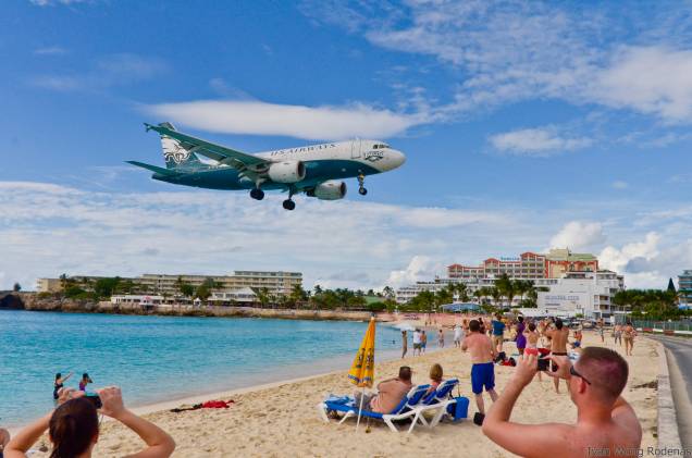 Maho Beach, praia colada na cabeceira da pista do aeroporto de <strong>St Maarten</strong> Maho Beach, praia colada na cabeceira da pista do aeroporto de <strong>St Maarten</strong>