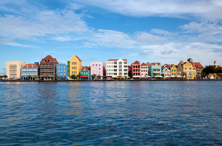 A famosa orla de Willemstad, com suas charmosas casinhas coloridas A famosa orla de Willemstad, com suas charmosas casinhas coloridas