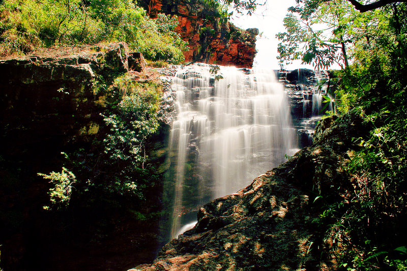 <a href="https://viajeaqui.abril.com.br/estabelecimentos/br-df-brasilia-atracao-chapada-imperial" rel="16. Chapada Imperial "><strong>16. Chapada Imperial  </strong></a>Esta área de proteção ambiental em propriedade particular está a apenas 38km de Brasília e abriga lindas cachoeiras, trilhas com diferentes níveis de dificuldade, esportes de aventura como tirolesa e arvorismo, uso do redário e piscinas naturais próximas à sede. O valor da entrada também inclui uma refeição feita na própria fazenda e transporte interno ao final da trilha. Também é possível acampar na reserva ou hospedar-se em chalés.<strong>Preços variam de 90 reais (pacote adulto com trilha curta) a 100 reais (pacote com trilha longa) para pacotes diários.</strong> Crianças até 2 anos não pagam e de 3 a 12 anos o valor é 60 reais. Pagamento antecipado dá desconto de 10 reais no valor de cada ingresso. <a href="https://chapadaimperial.com.br/pacotes/" rel="Consulte as outras tarifas e promoções.">Consulte as outras tarifas e promoções.</a><strong>Abre de 9h às 17h30 aos sábados, domingos e feriados. Mediante reserva para grupos maiores de 10 pessoas, também pode abrir durante a semana</strong>