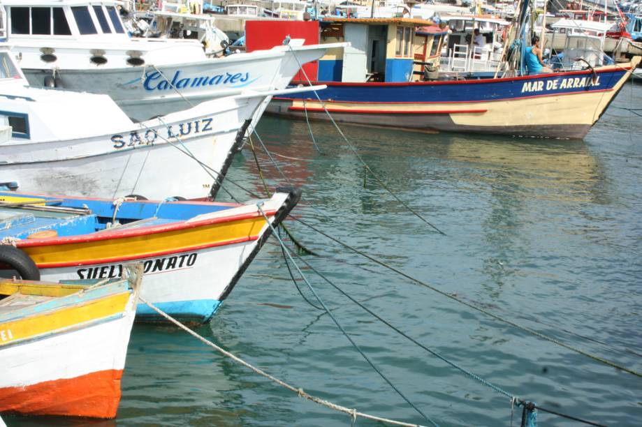 Barcos ancorados na Marina dos Pescadores, na Praia dos Anjos Barcos ancorados na Marina dos Pescadores, na Praia dos Anjos