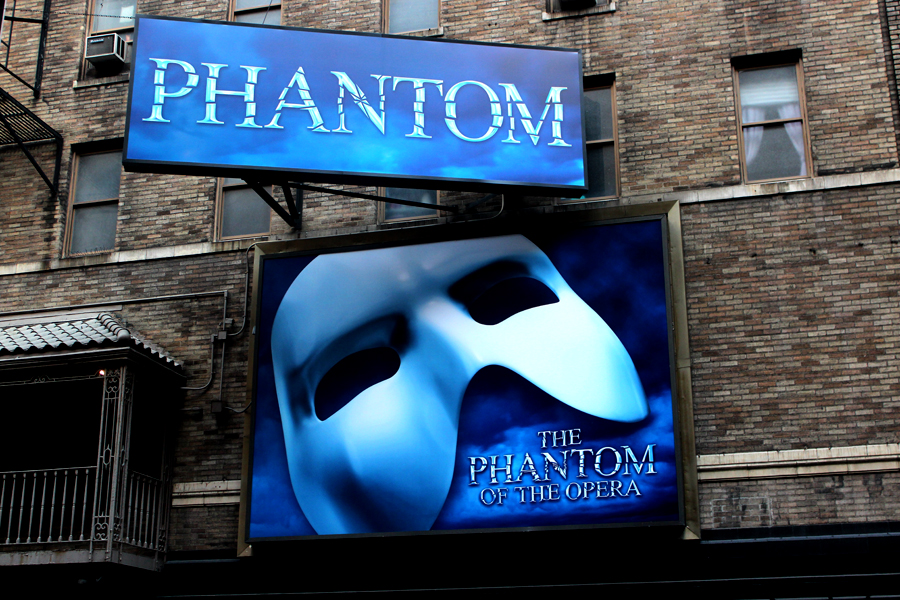 <strong>Fantasma da Ópera</strong><br />O famoso musical, que comemorou 10 mil apresentações em fevereiro deste ano, já teve montagem brasileira, com Saulo Vasconcellos no elenco. O espetáculo pode ser visto no Majestic Theatre, 44th Street, em Nova York. <a href="https://www.thephantomoftheopera.com/" rel="www.thephantomoftheopera.com" target="_blank"><em>www.thephantomoftheopera.com</em></a> <strong>Fantasma da Ópera</strong><br />O famoso musical, que comemorou 10 mil apresentações em fevereiro deste ano, já teve montagem brasileira, com Saulo Vasconcellos no elenco. O espetáculo pode ser visto no Majestic Theatre, 44th Street, em Nova York. <a href="https://www.thephantomoftheopera.com/" rel="www.thephantomoftheopera.com" target="_blank"><em>www.thephantomoftheopera.com</em></a>