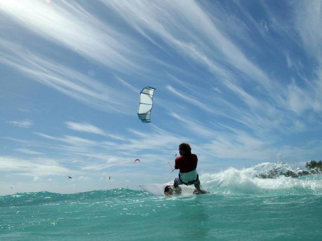 O kitesurfe é um dos muitos esportes que podem ser praticados em Barbados O kitesurfe é um dos muitos esportes que podem ser praticados em Barbados