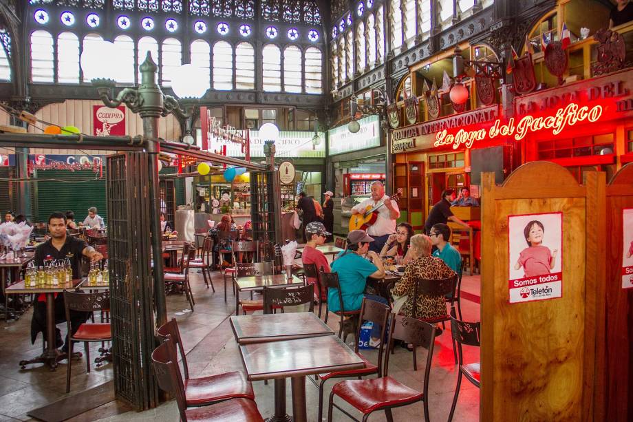 <strong>6. <a href="https://viajeaqui.abril.com.br/estabelecimentos/chile-santiago-atracao-mercado-central" rel="Mercado Central" target="_blank">Mercado Central</a></strong> Uma das atrações turísticas mais populares de Santiago, o Mercado Central tem a fama de ser muito caro e estar longe de oferecer as melhores experiências gastronômicas da capital chilena. Mesmo assim, vale a pena fazer uma visita ao local, pelo menos para dizer o famoso "eu estive lá" <strong>6. <a href="https://viajeaqui.abril.com.br/estabelecimentos/chile-santiago-atracao-mercado-central" rel="Mercado Central" target="_blank">Mercado Central</a></strong> Uma das atrações turísticas mais populares de Santiago, o Mercado Central tem a fama de ser muito caro e estar longe de oferecer as melhores experiências gastronômicas da capital chilena. Mesmo assim, vale a pena fazer uma visita ao local, pelo menos para dizer o famoso "eu estive lá"