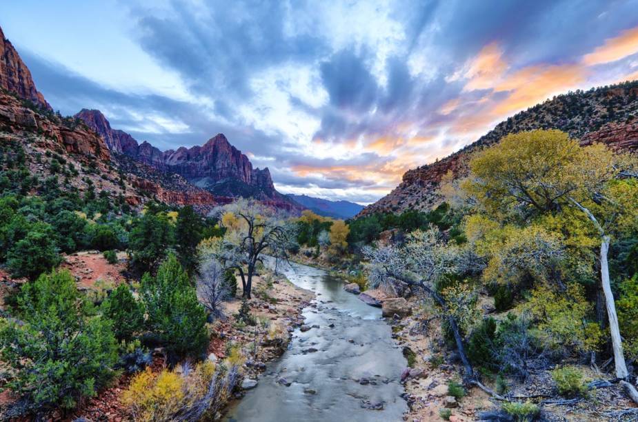 <strong>Narrows (Estados Unidos)</strong>Mais da metade da caminhada de 26 quilômetros pelos cânions do Zion National Park, em Utah (EUA), é feito em águas rasas e, algumas vezes, nadando pelo rio Virgin. A corrente é rápida, a água é fria e as pedras sobre o rio são bastante escorregadias. Além dos cânions, é possível observar jardins suspensos, fontes naturais e grutas de arenito