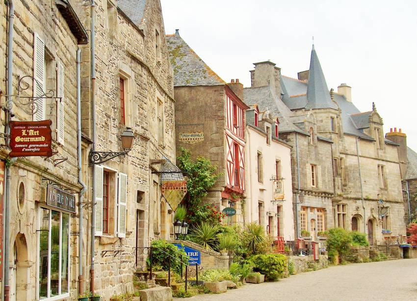 O vilarejo é um dos mais bonitos e visitados na Bretanha. As casas de pedra, com portas de madeira são uma das características locais. Na primavera os moradores enfeitam a fachada das casas com flores, o que deixa a cidadezinha ainda mais charmosa O vilarejo é um dos mais bonitos e visitados na Bretanha. As casas de pedra, com portas de madeira são uma das características locais. Na primavera os moradores enfeitam a fachada das casas com flores, o que deixa a cidadezinha ainda mais charmosa