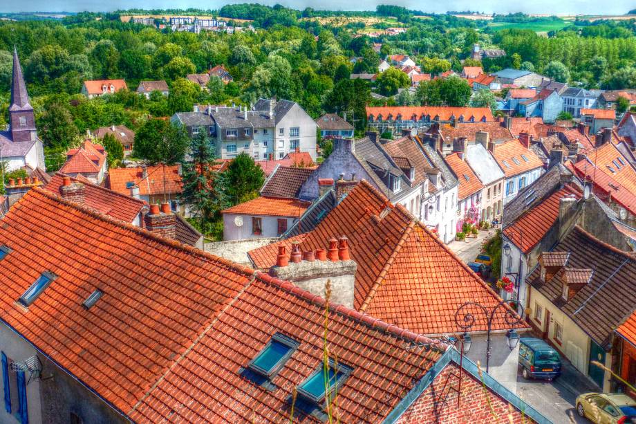 Montreuil já foi posto de comando britânico. Hoje a cidadela é reconhecida pelas suas ruas de paralelepípedos e construções fortificadas Montreuil já foi posto de comando britânico. Hoje a cidadela é reconhecida pelas suas ruas de paralelepípedos e construções fortificadas