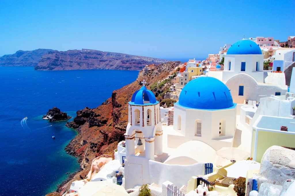 <strong><a href="https://viajeaqui.abril.com.br/cidades/grecia-santorini" rel="Santorini" target="_self">Santorini</a>, <a href="https://viajeaqui.abril.com.br/paises/grecia" rel="Gr&eacute;cia" target="_self">Gr&eacute;cia</a>&nbsp;</strong>                Entre os grandes destinos de lua de mel, Santorini encanta com seus cen&aacute;rios rom&acirc;nticos, dentro de um formato de meia-lua. Pela regi&atilde;o vulc&acirc;nica, que alguns dizem ter inspirado a lenda de Atl&acirc;ndida, h&aacute; algumas boas vin&iacute;colas, de onde se pode fazer degusta&ccedil;&atilde;o                <em><a href="https://www.booking.com/region/gr/santorini.pt-br.html?sid=5b28d827ef00573fdd3b49a282e323ef;dcid=1?aid=332455&label=viagemabril-as-mais-belas-praias-do-mediterraneo" rel="Veja pre&ccedil;os de hot&eacute;is em Santorini no Booking.com" target="_blank">Veja pre&ccedil;os de hot&eacute;is em Santorini no Booking.com</a></em>