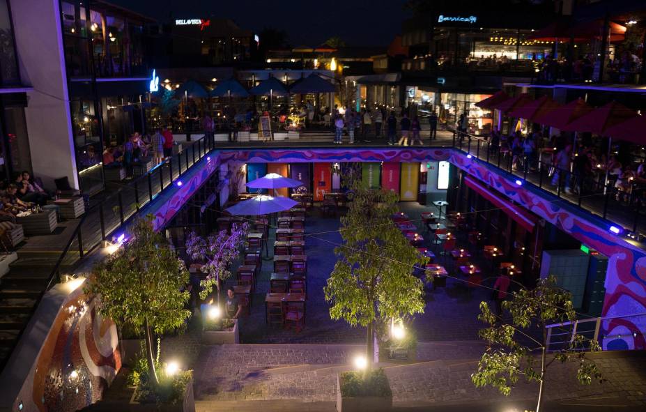 <strong>9. <a href="https://viajeaqui.abril.com.br/estabelecimentos/chile-santiago-atracao-patio-bellavista" rel="Patio Bellavista" target="_blank">Patio Bellavista</a></strong> No quarteirão conhecido como Patio Bellavista, é possível encontrar lojinhas (um pouco caras) de artesanato chileno e bares que servem, em um ambiente agradável e descontraído, a tradicional bebida “pisco sour”, receita cuja autoria o Chile disputa até hoje com o Peru <strong>9. <a href="https://viajeaqui.abril.com.br/estabelecimentos/chile-santiago-atracao-patio-bellavista" rel="Patio Bellavista" target="_blank">Patio Bellavista</a></strong> No quarteirão conhecido como Patio Bellavista, é possível encontrar lojinhas (um pouco caras) de artesanato chileno e bares que servem, em um ambiente agradável e descontraído, a tradicional bebida “pisco sour”, receita cuja autoria o Chile disputa até hoje com o Peru