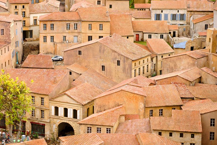 O destino é Patrimônio Mundial pela Unesco. As ruas estreitas ainda preservam o ar de idade-média com suas escadarias de pedra. A cidade também é referência forte em produção de vinhos Bordeaux, vale investir na degustação O destino é Patrimônio Mundial pela Unesco. As ruas estreitas ainda preservam o ar de idade-média com suas escadarias de pedra. A cidade também é referência forte em produção de vinhos Bordeaux, vale investir na degustação