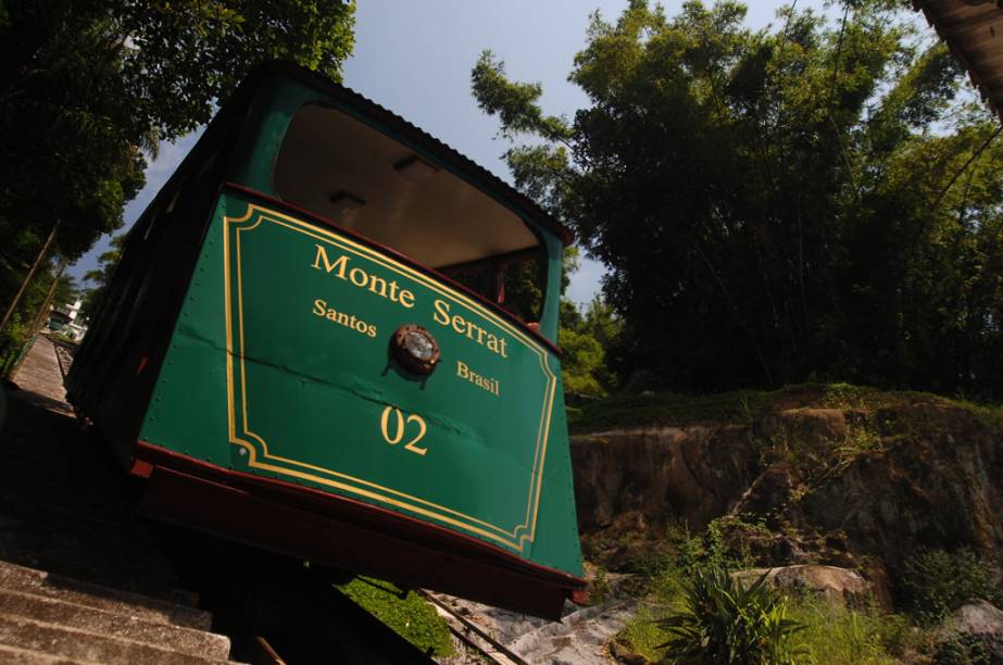 De bondinho funicular chega-se ao Monte Serrat, onde ficam o santuário de N. S. do Monte Serrat e um mirante