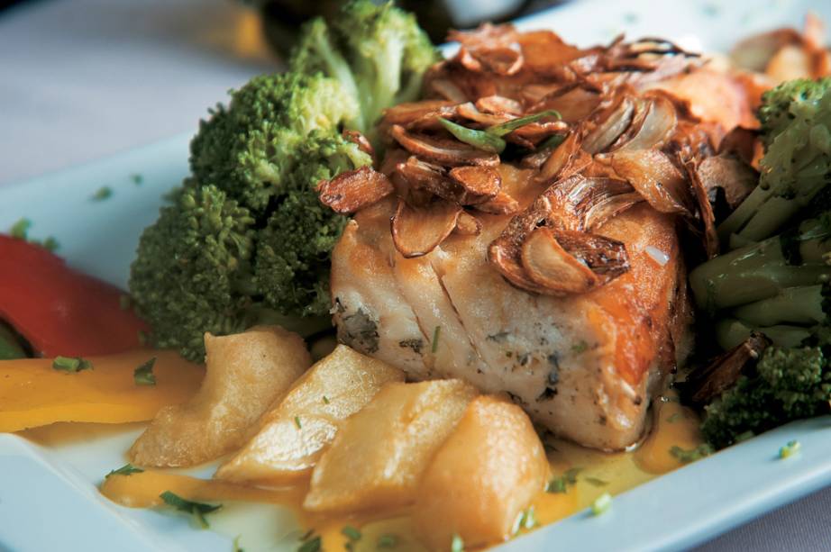 Bacalhau com amêndoa, batata e arroz de brócolis, do restaurante Lareira Portuguesa, eleito o Melhor Português pelo júri da Veja Espírito Santo Comer e Beber 2010/2011 Bacalhau com amêndoa, batata e arroz de brócolis, do restaurante Lareira Portuguesa, eleito o Melhor Português pelo júri da Veja Espírito Santo Comer e Beber 2010/2011