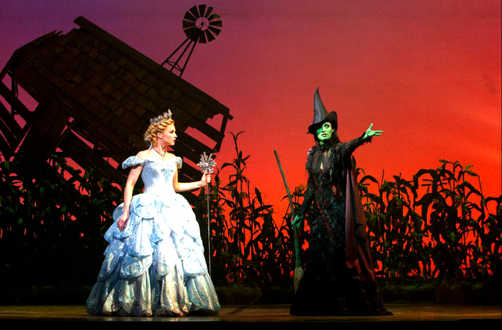 <strong>Wicked</strong><br />Em cartaz na Broadway desde outubro de 2003, o musical conta a história não revelada sobre as bruxas que estiveram nas terras do Mágico de Oz, antes da famosa Dorothy aparecer. Por conta da complexidade do enredo, o teatro oferece headsets gratuitos em cinco idiomas com tradução simultânea, inclusive em português. <em><a href="https://www.wickedthemusical.com/" rel="www.wickedthemusical.com" target="_blank">www.wickedthemusical.com</a></em> <strong>Wicked</strong><br />Em cartaz na Broadway desde outubro de 2003, o musical conta a história não revelada sobre as bruxas que estiveram nas terras do Mágico de Oz, antes da famosa Dorothy aparecer. Por conta da complexidade do enredo, o teatro oferece headsets gratuitos em cinco idiomas com tradução simultânea, inclusive em português. <em><a href="https://www.wickedthemusical.com/" rel="www.wickedthemusical.com" target="_blank">www.wickedthemusical.com</a></em>