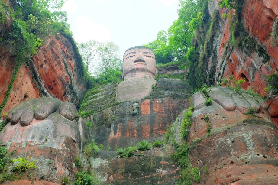 <strong>Grande Buda de Leshan – <a href="https://viajeaqui.abril.com.br/paises/china" rel="China " target="_blank">China </a></strong>A maior estátua de Buda do mundo foi esculpida toda em pedra durante a dinastia Tang. Não bastasse toda a sua magnitude, a gigante é parte da montanha Leshan. Hoje, milhares de turistas tomam conta da atração que é considerada Patrimônio da Humanidade pela Unesco