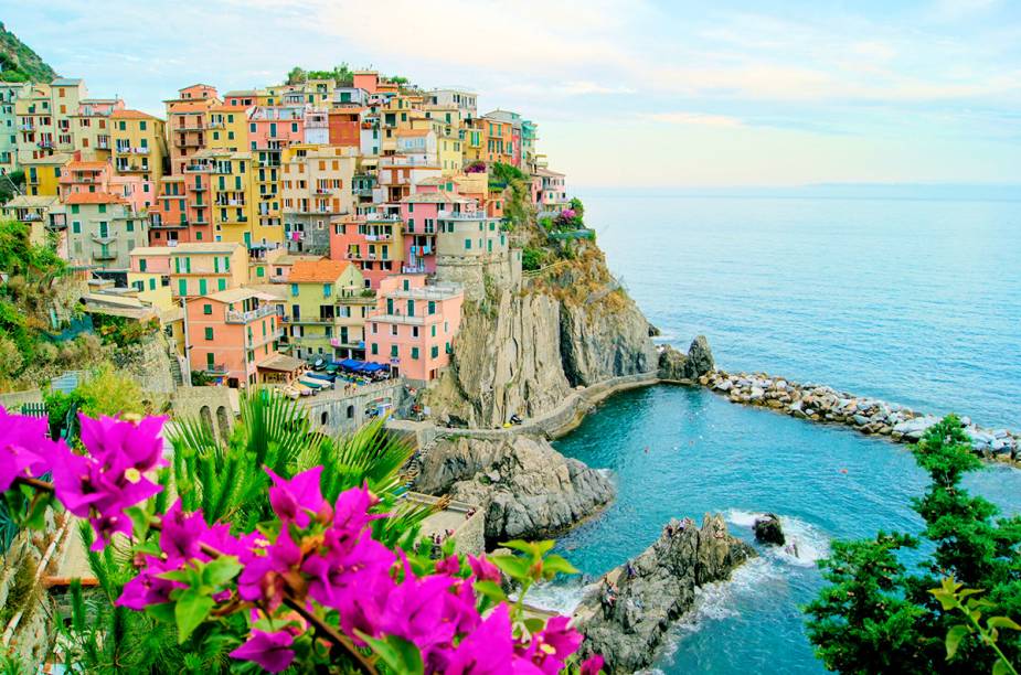 <a href="https://viajeaqui.abril.com.br/cidades/italia-cinque-terre" target="_blank" rel="noopener"><strong>Cinque Terre </strong></a> Os cinco vilarejos de pescadores (Monterosso al Mare, Vernazza, Corniglia, Manarola e Riomaggiore) sobre os penhascos na beira do Mar da Ligúria dão um tom interessantíssimo e romântico ao destino. O acesso de carros não é permitido, as históricas ferrovias locais ligam uma cidade a outra. <a href="https://www.booking.com/searchresults.en-gb.html?aid=332455&lang=en-gb&sid=eedbe6de09e709d664615ac6f1b39a5d&sb=1&src=searchresults&src_elem=sb&error_url=https%3A%2F%2Fwww.booking.com%2Fsearchresults.en-gb.html%3Faid%3D332455%3Bsid%3Deedbe6de09e709d664615ac6f1b39a5d%3Bclass_interval%3D1%3Bdest_id%3D-118400%3Bdest_type%3Dcity%3Bdtdisc%3D0%3Bfrom_sf%3D1%3Bgroup_adults%3D2%3Bgroup_children%3D0%3Binac%3D0%3Bindex_postcard%3D0%3Blabel_click%3Dundef%3Bno_rooms%3D1%3Boffset%3D0%3Bpostcard%3D0%3Braw_dest_type%3Dcity%3Broom1%3DA%252CA%3Bsb_price_type%3Dtotal%3Bsearch_selected%3D1%3Bsrc%3Dsearchresults%3Bsrc_elem%3Dsb%3Bss%3DGenova%252C%2520%25E2%2580%258BLiguria%252C%2520%25E2%2580%258BItalia%3Bss_all%3D0%3Bss_raw%3DG%25C3%25AAnova%3Bssb%3Dempty%3Bsshis%3D0%3Bssne_untouched%3DSicily%26%3B&ss=Cinque+Terre%2C+%E2%80%8BItaly&ssne=Genoa&ssne_untouched=Genoa&city=-118400&checkin_monthday=&checkin_month=&checkin_year=&checkout_monthday=&checkout_month=&checkout_year=&no_rooms=1&group_adults=2&group_children=0&highlighted_hotels=&from_sf=1&search_pageview_id=440f91b8fa190090&ac_suggestion_list_length=5&ac_suggestion_theme_list_length=0&ac_position=0&ac_langcode=en&dest_id=1754&dest_type=region&place_id_lat=44.150168&place_id_lon=9.658668&search_pageview_id=440f91b8fa190090&search_selected=true&ss_raw=Cinque+Terre" target="_blank" rel="noopener"><em>Busque hospedagens em Cinque Terre no Booking.com</em></a>