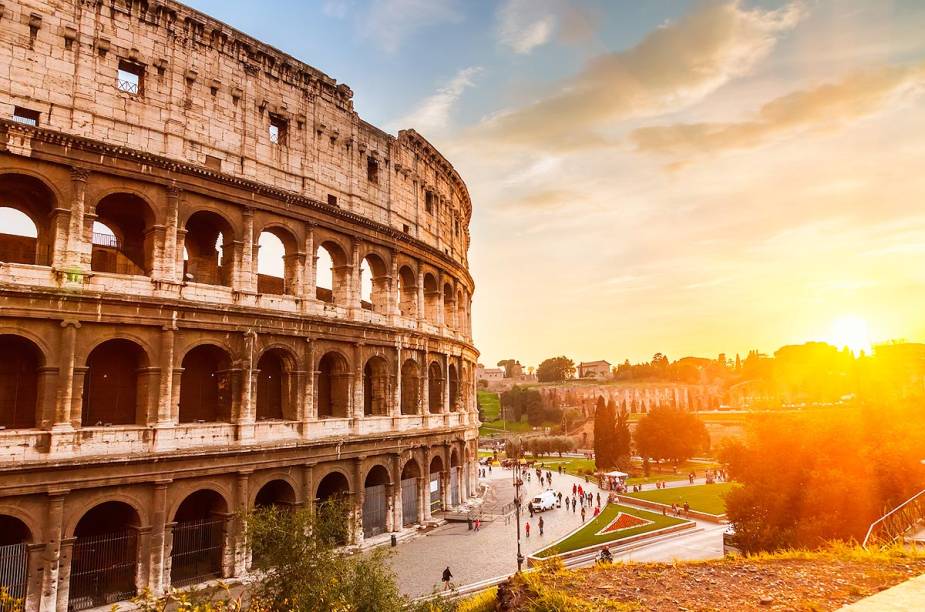 <strong><a href="https://www.il-colosseo.it/" target="_blank" rel="noopener">Coliseu</a>, <a href="https://viajeaqui.abril.com.br/paises/italia" target="_blank" rel="noopener">Roma</a>, <a href="https://viajeaqui.abril.com.br/cidades/italia-roma" target="_blank" rel="noopener">It&aacute;lia</a></strong><span>&nbsp;</span>&Eacute; considerado o principal cart&atilde;o-postal da cidade - e um dos cen&aacute;rios mais visitados do mundo inteiro. A constru&ccedil;&atilde;o datada de 72 d.C tornou-se s&iacute;mbolo do Imp&eacute;rio Romano, abrigando as sanguin&aacute;rias lutas entre animais selvagens, bem como as dos emblem&aacute;ticos gladiadores. Hoje em dia, a beleza de sua arquitetura bem conservada segue atraindo uma massa impressionante de turistas do mundo inteiro