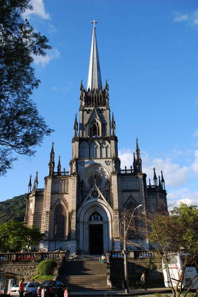 A maior atração da <a href="https://viajeaqui.abril.com.br/estabelecimentos/br-rj-petropolis-atracao-catedral-de-sao-pedro-de-alcantara" rel="Catedral de São Pedro de Alcântara" target="_blank">Catedral de São Pedro de Alcântara</a>, em Petrópolis (RJ) é o Mausoléu Imperial. Sobre as lápides de Dom Pedro II e Princesa Isabel, há esculturas em tamanho real dos nobres do Império A maior atração da <a href="https://viajeaqui.abril.com.br/estabelecimentos/br-rj-petropolis-atracao-catedral-de-sao-pedro-de-alcantara" rel="Catedral de São Pedro de Alcântara" target="_blank">Catedral de São Pedro de Alcântara</a>, em Petrópolis (RJ) é o Mausoléu Imperial. Sobre as lápides de Dom Pedro II e Princesa Isabel, há esculturas em tamanho real dos nobres do Império