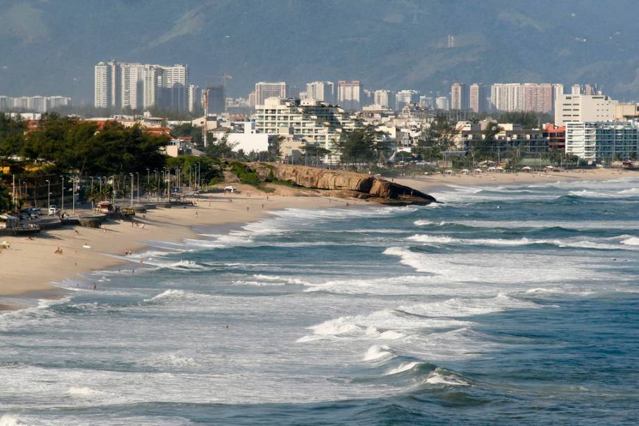 A Praia do Recreio é vizinha da Barra, mas bem menos agitada. Plana, ela atrai os que gostam de caminhar