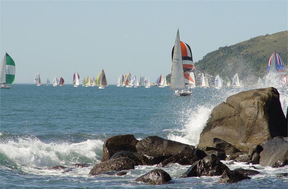 Barcos a vela durante regata no sul de <strong>Ilhabela (SP)</strong> Barcos a vela durante regata no sul de <strong>Ilhabela (SP)</strong>