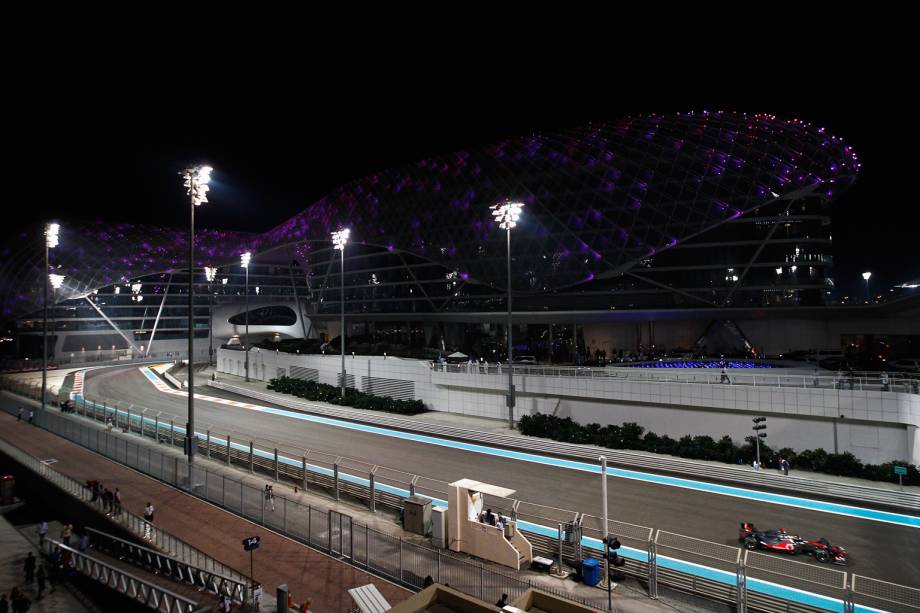 O Yas Marina Circuit, em <a href="https://www.viajeaqui.com.br/cidades/emirados-arabes-unidos-abu-dhabi" rel="Abu Dhabi" target="_blank">Abu Dhabi</a>, <a href="https://viajeaqui.abril.com.br/paises/emirados-arabes-unidos" rel="Emirados Árabes Unidos" target="_blank">Emirados Árabes Unidos</a>, é o último percurso de rua na temporada 2012 da Fórmula 1. Disputado desde 2009, a prova, assim como em <a href="https://viajeaqui.abril.com.br/paises/cingapura" rel="Cingapura" target="_blank">Cingapura</a>, é realizada à noite e hoje também é usado para outras categorias do automobilismo. Você pode viver um dia de piloto, encarando o track day na pista: são três horas a bordo de um carro alugado no próprio local. Para mais informações, acesse o <a href="https://www.yasmarinacircuit.com/en/Activities_and_Experiences.aspx?gid=5" rel="site do circuito" target="_blank">site do circuito</a> O Yas Marina Circuit, em <a href="https://www.viajeaqui.com.br/cidades/emirados-arabes-unidos-abu-dhabi" rel="Abu Dhabi" target="_blank">Abu Dhabi</a>, <a href="https://viajeaqui.abril.com.br/paises/emirados-arabes-unidos" rel="Emirados Árabes Unidos" target="_blank">Emirados Árabes Unidos</a>, é o último percurso de rua na temporada 2012 da Fórmula 1. Disputado desde 2009, a prova, assim como em <a href="https://viajeaqui.abril.com.br/paises/cingapura" rel="Cingapura" target="_blank">Cingapura</a>, é realizada à noite e hoje também é usado para outras categorias do automobilismo. Você pode viver um dia de piloto, encarando o track day na pista: são três horas a bordo de um carro alugado no próprio local. Para mais informações, acesse o <a href="https://www.yasmarinacircuit.com/en/Activities_and_Experiences.aspx?gid=5" rel="site do circuito" target="_blank">site do circuito</a>