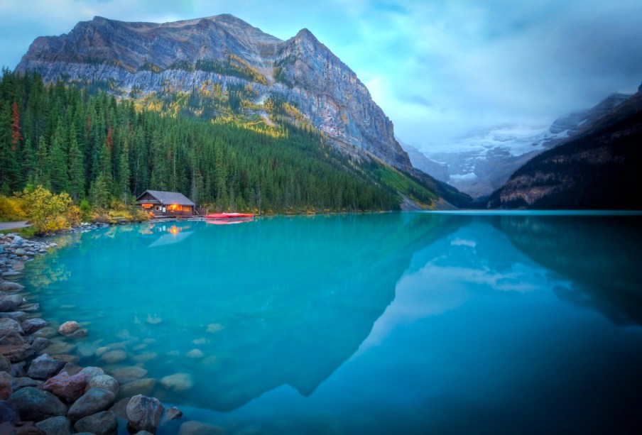 <strong>Lago Louise</strong>        As margens deste lago de águas turquesa devido aos minerais trazidos pelo degelo de glaciers podem ser alcançadas em apenas meia hora, numa trilha de 2km de nível bastante fácil. Ao dar a volta em sua margem, você encontrará o rio de cor leitosa (de novo, por causa dos minerais calcários) que alimentam o lago