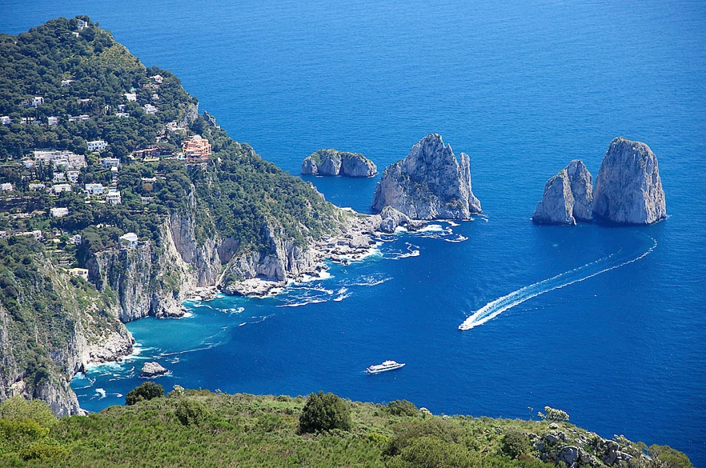 <strong><a href="https://viajeaqui.abril.com.br/cidades/italia-capri" rel="Capri" target="_self">Capri</a>, N&aacute;poles, <a href="https://viajeaqui.abril.com.br/paises/italia" rel="It&aacute;lia" target="_self">It&aacute;lia</a> </strong>                Charme e luxo s&atilde;o as palavras-chave para definir esse belo lugar, apontado por muitos como um verdadeiro peda&ccedil;o do para&iacute;so. H&aacute; &oacute;timos restaurantes por aqui, al&eacute;m de passeios de barco e telef&eacute;rico que revelam toda a beleza do mar. Esteja na companhia do amor ou das(os) amigas(os), a ilha &eacute; sempre uma boa escolha                <em><a href="https://www.booking.com/region/it/capri.pt-br.html?sid=5b28d827ef00573fdd3b49a282e323ef;dcid=1?aid=332455&label=viagemabril-as-mais-belas-praias-do-mediterraneo" rel="Veja pre&ccedil;os de hot&eacute;is na Ilha de Capri no Booking.com" target="_blank">Veja pre&ccedil;os de hot&eacute;is na Ilha de Capri no Booking.com</a></em>