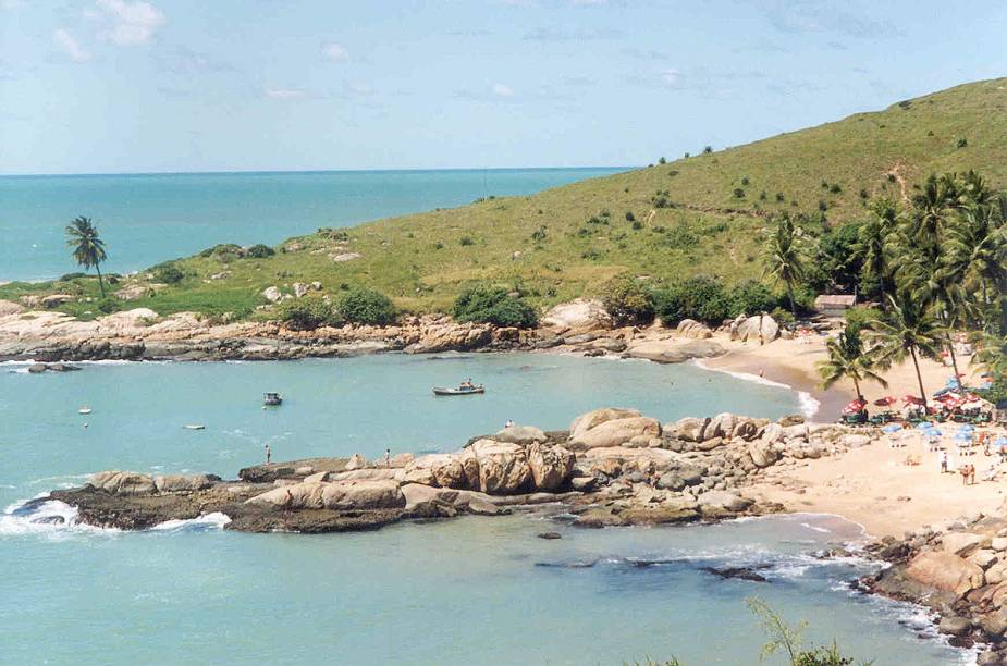 <strong><a href="https://viajeaqui.abril.com.br/estabelecimentos/br-pe-cabo-de-santo-agostinho-atracao-calhetas" rel="Calhetas - Cabo de Santo Agostinho" target="_blank">Calhetas - Cabo de Santo Agostinho</a></strong>        A ba&iacute;a em formato de cora&ccedil;&atilde;o pode ser observada do mirante que fica na estrada que d&aacute; acesso &agrave; praia. O mar &eacute; calmo e h&aacute; op&ccedil;&otilde;es de bares &agrave; beira-mar.&nbsp;