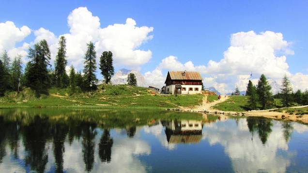 Lago bucólico em Cortina DAmpezzo - a cidade também é atração em outras estações do ano Lago bucólico em Cortina DAmpezzo - a cidade também é atração em outras estações do ano
