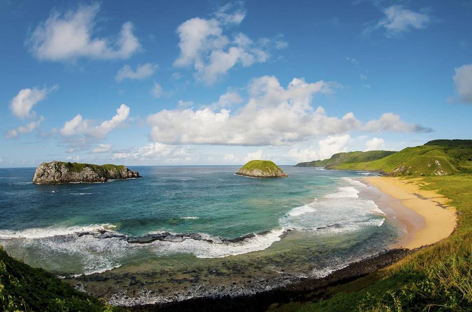 Em Fernando de Noronha, além das paisagens surreais, tartarugas gigantes, cardumes coloridos e golfinhos enchem os olhos de quem passa pelo destino. Baía do Sancho, Baía dos Porcos e Praia do Leão estão entre as mais bonitas do Brasil. <a href="https://www.booking.com/searchresults.pt-br.html?aid=332455&lang=pt-br&sid=eedbe6de09e709d664615ac6f1b39a5d&sb=1&src=searchresults&src_elem=sb&error_url=https%3A%2F%2Fwww.booking.com%2Fsearchresults.pt-br.html%3Faid%3D332455%3Bsid%3Deedbe6de09e709d664615ac6f1b39a5d%3Bcity%3D-662356%3Bclass_interval%3D1%3Bdest_id%3D-635604%3Bdest_type%3Dcity%3Bdtdisc%3D0%3Bfrom_sf%3D1%3Bgroup_adults%3D2%3Bgroup_children%3D0%3Binac%3D0%3Bindex_postcard%3D0%3Blabel_click%3Dundef%3Bno_rooms%3D1%3Boffset%3D0%3Bpostcard%3D0%3Braw_dest_type%3Dcity%3Broom1%3DA%252CA%3Bsb_price_type%3Dtotal%3Bsearch_selected%3D1%3Bsrc%3Dsearchresults%3Bsrc_elem%3Dsb%3Bss%3DCaravelas%252C%2520%25E2%2580%258BBahia%252C%2520%25E2%2580%258BBrazil%3Bss_all%3D0%3Bss_raw%3DCaravelas%252C%2520Bahia%3Bssb%3Dempty%3Bsshis%3D0%3Bssne_untouched%3DPiren%25C3%25B3polis%26%3B&ss=Fernando+de+Noronha%2C+%E2%80%8BPernambuco%2C+%E2%80%8BBrasil&ssne=Caravellas&ssne_untouched=Caravellas&city=-635604&checkin_monthday=&checkin_month=&checkin_year=&checkout_monthday=&checkout_month=&checkout_year=&no_rooms=1&group_adults=2&group_children=0&highlighted_hotels=&from_sf=1&ss_raw=Fernando+de+Noronha+&ac_position=0&ac_langcode=xb&dest_id=900048482&dest_type=city&search_pageview_id=0f8b708a406e017d&search_selected=true&search_pageview_id=0f8b708a406e017d&ac_suggestion_list_length=5&ac_suggestion_theme_list_length=0" target="_blank" rel="noopener"><em>Busque hospedagens em Fernando de Noronha</em></a> Em Fernando de Noronha, além das paisagens surreais, tartarugas gigantes, cardumes coloridos e golfinhos enchem os olhos de quem passa pelo destino. Baía do Sancho, Baía dos Porcos e Praia do Leão estão entre as mais bonitas do Brasil. <a href="https://www.booking.com/searchresults.pt-br.html?aid=332455&lang=pt-br&sid=eedbe6de09e709d664615ac6f1b39a5d&sb=1&src=searchresults&src_elem=sb&error_url=https%3A%2F%2Fwww.booking.com%2Fsearchresults.pt-br.html%3Faid%3D332455%3Bsid%3Deedbe6de09e709d664615ac6f1b39a5d%3Bcity%3D-662356%3Bclass_interval%3D1%3Bdest_id%3D-635604%3Bdest_type%3Dcity%3Bdtdisc%3D0%3Bfrom_sf%3D1%3Bgroup_adults%3D2%3Bgroup_children%3D0%3Binac%3D0%3Bindex_postcard%3D0%3Blabel_click%3Dundef%3Bno_rooms%3D1%3Boffset%3D0%3Bpostcard%3D0%3Braw_dest_type%3Dcity%3Broom1%3DA%252CA%3Bsb_price_type%3Dtotal%3Bsearch_selected%3D1%3Bsrc%3Dsearchresults%3Bsrc_elem%3Dsb%3Bss%3DCaravelas%252C%2520%25E2%2580%258BBahia%252C%2520%25E2%2580%258BBrazil%3Bss_all%3D0%3Bss_raw%3DCaravelas%252C%2520Bahia%3Bssb%3Dempty%3Bsshis%3D0%3Bssne_untouched%3DPiren%25C3%25B3polis%26%3B&ss=Fernando+de+Noronha%2C+%E2%80%8BPernambuco%2C+%E2%80%8BBrasil&ssne=Caravellas&ssne_untouched=Caravellas&city=-635604&checkin_monthday=&checkin_month=&checkin_year=&checkout_monthday=&checkout_month=&checkout_year=&no_rooms=1&group_adults=2&group_children=0&highlighted_hotels=&from_sf=1&ss_raw=Fernando+de+Noronha+&ac_position=0&ac_langcode=xb&dest_id=900048482&dest_type=city&search_pageview_id=0f8b708a406e017d&search_selected=true&search_pageview_id=0f8b708a406e017d&ac_suggestion_list_length=5&ac_suggestion_theme_list_length=0" target="_blank" rel="noopener"><em>Busque hospedagens em Fernando de Noronha</em></a>