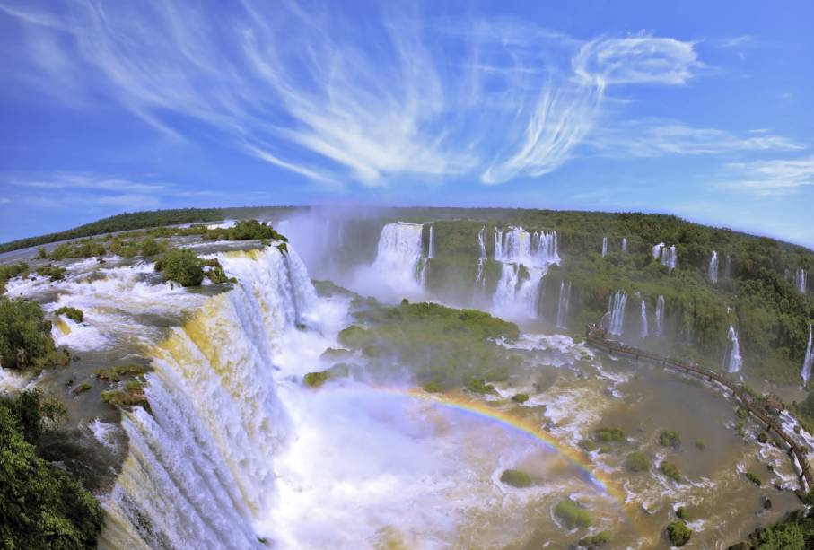 A cidade tem o segundo cartão postal brasileiro mais reconhecido mundo afora, graças à beleza sem fim das Cataratas do Parque Nacional do Iguaçu. <a href="https://www.booking.com/searchresults.pt-br.html?aid=332455&lang=pt-br&sid=eedbe6de09e709d664615ac6f1b39a5d&sb=1&src=searchresults&src_elem=sb&error_url=https%3A%2F%2Fwww.booking.com%2Fsearchresults.pt-br.html%3Faid%3D332455%3Bsid%3Deedbe6de09e709d664615ac6f1b39a5d%3Bcity%3D-634523%3Bclass_interval%3D1%3Bdest_id%3D-643337%3Bdest_type%3Dcity%3Bdtdisc%3D0%3Bfrom_sf%3D1%3Bgroup_adults%3D2%3Bgroup_children%3D0%3Binac%3D0%3Bindex_postcard%3D0%3Blabel_click%3Dundef%3Bno_rooms%3D1%3Boffset%3D0%3Bpostcard%3D0%3Braw_dest_type%3Dcity%3Broom1%3DA%252CA%3Bsb_price_type%3Dtotal%3Bsearch_selected%3D1%3Bsrc%3Dsearchresults%3Bsrc_elem%3Dsb%3Bss%3DFlorian%25C3%25B3polis%252C%2520%25E2%2580%258BSanta%2520Catarina%252C%2520%25E2%2580%258BBrasil%3Bss_all%3D0%3Bss_raw%3DFlorian%25C3%25B3polis%3Bssb%3Dempty%3Bsshis%3D0%3Bssne_untouched%3DCanela%26%3B&ss=Foz+do+Igua%C3%A7u%2C+%E2%80%8BParan%C3%A1%2C+%E2%80%8BBrasil&ssne=Florian%C3%B3polis&ssne_untouched=Florian%C3%B3polis&city=-643337&checkin_monthday=&checkin_month=&checkin_year=&checkout_monthday=&checkout_month=&checkout_year=&no_rooms=1&group_adults=2&group_children=0&highlighted_hotels=&from_sf=1&ss_raw=Foz+do+Igua%C3%A7u+&ac_position=0&ac_langcode=xb&dest_id=-643720&dest_type=city&search_pageview_id=a02c7397a52e0140&search_selected=true&search_pageview_id=a02c7397a52e0140&ac_suggestion_list_length=5&ac_suggestion_theme_list_length=0" target="_blank" rel="noopener"><em>Busque hospedagens em Foz do Iguaçu</em></a> A cidade tem o segundo cartão postal brasileiro mais reconhecido mundo afora, graças à beleza sem fim das Cataratas do Parque Nacional do Iguaçu. <a href="https://www.booking.com/searchresults.pt-br.html?aid=332455&lang=pt-br&sid=eedbe6de09e709d664615ac6f1b39a5d&sb=1&src=searchresults&src_elem=sb&error_url=https%3A%2F%2Fwww.booking.com%2Fsearchresults.pt-br.html%3Faid%3D332455%3Bsid%3Deedbe6de09e709d664615ac6f1b39a5d%3Bcity%3D-634523%3Bclass_interval%3D1%3Bdest_id%3D-643337%3Bdest_type%3Dcity%3Bdtdisc%3D0%3Bfrom_sf%3D1%3Bgroup_adults%3D2%3Bgroup_children%3D0%3Binac%3D0%3Bindex_postcard%3D0%3Blabel_click%3Dundef%3Bno_rooms%3D1%3Boffset%3D0%3Bpostcard%3D0%3Braw_dest_type%3Dcity%3Broom1%3DA%252CA%3Bsb_price_type%3Dtotal%3Bsearch_selected%3D1%3Bsrc%3Dsearchresults%3Bsrc_elem%3Dsb%3Bss%3DFlorian%25C3%25B3polis%252C%2520%25E2%2580%258BSanta%2520Catarina%252C%2520%25E2%2580%258BBrasil%3Bss_all%3D0%3Bss_raw%3DFlorian%25C3%25B3polis%3Bssb%3Dempty%3Bsshis%3D0%3Bssne_untouched%3DCanela%26%3B&ss=Foz+do+Igua%C3%A7u%2C+%E2%80%8BParan%C3%A1%2C+%E2%80%8BBrasil&ssne=Florian%C3%B3polis&ssne_untouched=Florian%C3%B3polis&city=-643337&checkin_monthday=&checkin_month=&checkin_year=&checkout_monthday=&checkout_month=&checkout_year=&no_rooms=1&group_adults=2&group_children=0&highlighted_hotels=&from_sf=1&ss_raw=Foz+do+Igua%C3%A7u+&ac_position=0&ac_langcode=xb&dest_id=-643720&dest_type=city&search_pageview_id=a02c7397a52e0140&search_selected=true&search_pageview_id=a02c7397a52e0140&ac_suggestion_list_length=5&ac_suggestion_theme_list_length=0" target="_blank" rel="noopener"><em>Busque hospedagens em Foz do Iguaçu</em></a>