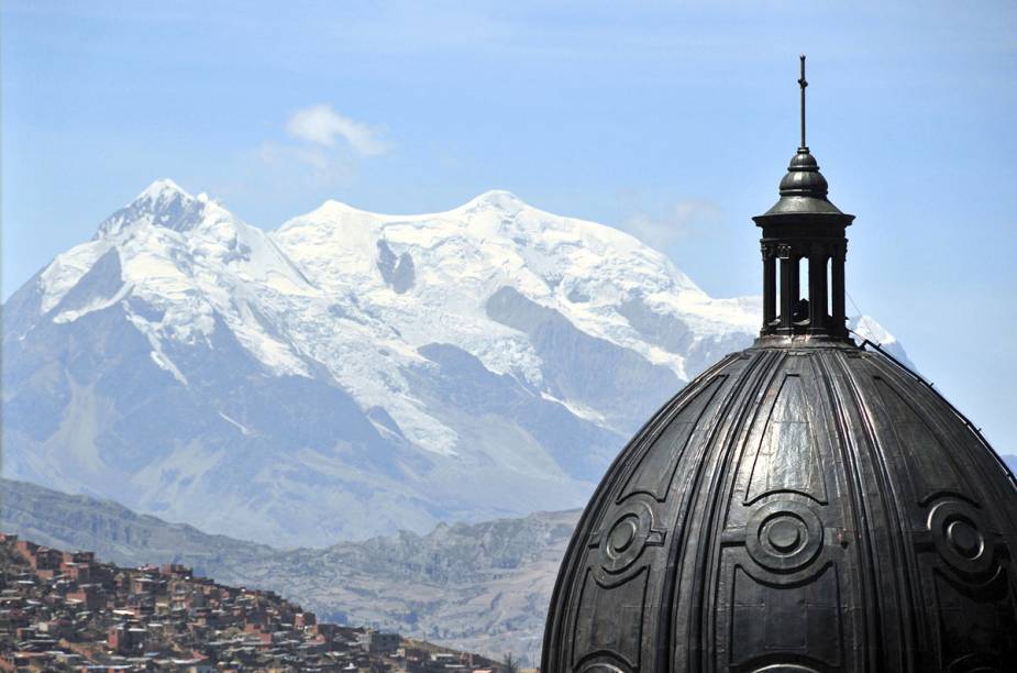 Detalhe da cúpula da Catedral de La Paz e o maior cartão-postal da cidade, o Monte Ilimani Detalhe da cúpula da Catedral de La Paz e o maior cartão-postal da cidade, o Monte Ilimani