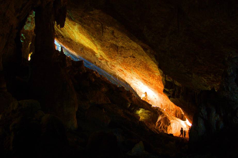 <strong>Gruta de São Miguel</strong>, onde vivem morcegos. Uma trilha suspensa leva à entrada do local