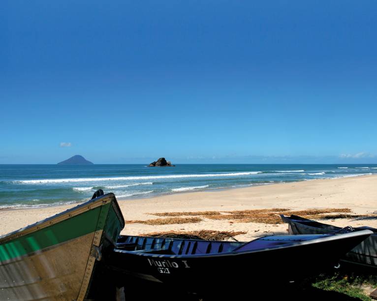Barcos de pesca na Praia de Juquehy, em São Sebastião, boa para famílias Barcos de pesca na Praia de Juquehy, em São Sebastião, boa para famílias