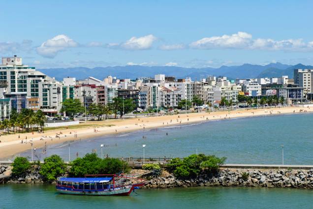 A Praia de Camburi tem larga faixa de areia, que fica lotada nos fins de semana A Praia de Camburi tem larga faixa de areia, que fica lotada nos fins de semana